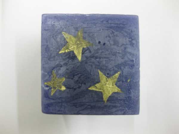 Würfelkerze - blau mit Sternen